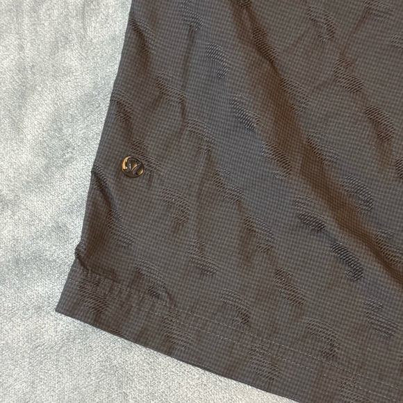 Lululemon Athletica Gray Men's Shorts

#1074 - Picture 5 of 6